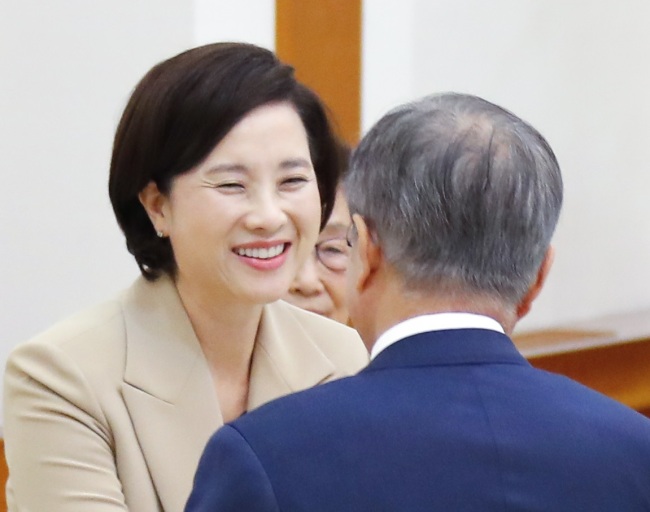 Newly-appointed Education Minister Yoo Eun-hae smiles after being appointed by President Moon Jae-in (right) at Cheong Wa Dae on Tuesday. (Yonhap)