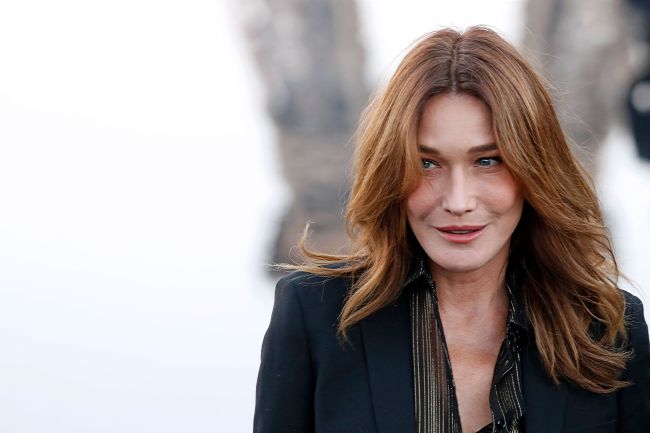 French model Carla Bruni poses for photographs upon her arrival prior to the Yves Saint Laurent Spring-Summer 2019 Ready-to-Wear collection fashion show in Paris, on Sept. 25. (AFP-Yonhap)