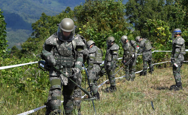 A group of soldiers Tuesday engage in land removal mission at the Demilitarized Zone in Cheorwon, Gangwon Province. Yonhap