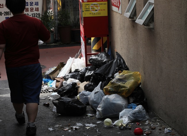 Trash is piled up in the street near an outdoor market in Seoul on Sept. 26, the last day of the Chuseok holidays.  (Yonhap)