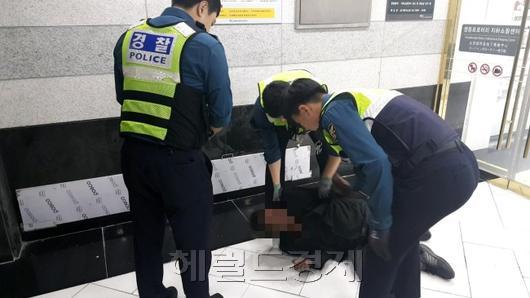 영등포역에 쓰러진 주취자를 일으켜 세우는 경찰관들. [사진=정세희 기자/say@heraldcorp.com]