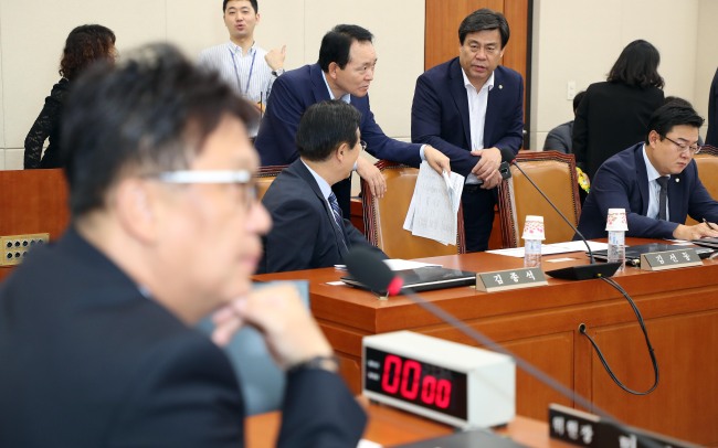 지난 1일 오후 국회에서 열린 정무위원회 전체회의에서 야당 의원들이 국정감사 증인 채택과 관련해 논의하고 있다.[사진=연합뉴스]
지난 1일 오후 국회에서 열린 정무위원회 전체회의에서 야당 의원들이 국정감사 증인 채택과 관련해 논의하고 있다.[사진=연합뉴스]