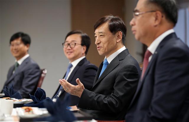 이주열 한국은행 총재가 4일 오전 서울 중구 한국은행에서 열린 경제동향간담회에서 참석자들과 대화하고 있다.  [연합뉴스]