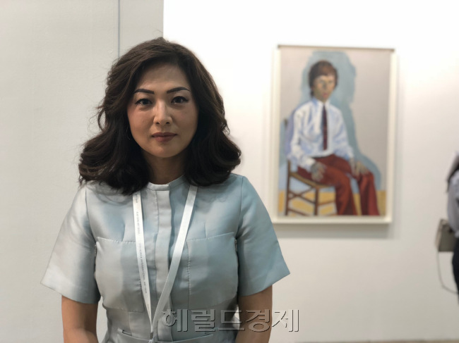 미국 여류화가인 앨리스 닐의 초상작품 앞에 선 제니퍼 염 데이비드 즈위너 홍콩 디렉터. [사진=이한빛 기자/vicky@]