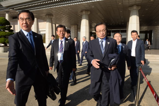 Unification Minister Cho Myoung-gyon (L) walks along with ruling party leader Lee Hae-chan and other delegates to board a plane bound for Pyongyang in Seongnam, south of Seoul, on Oct. 4. (Joint Press Corps)