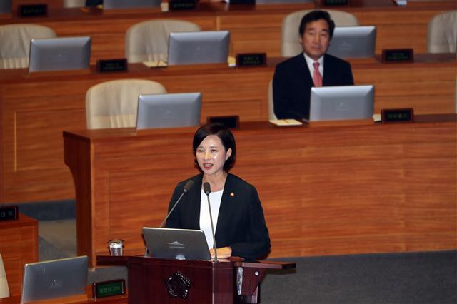 유은혜 부총리 겸 교육부장관이 4일 국회에서 열린 본회의 교육·사회·문화 분야 대정부질문에서 자유한국당 주광덕 의원의 질문에 답하고 있다. 오른쪽은 이낙연 국무총리.  [연합뉴스]