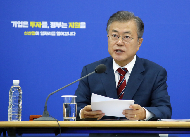 President Moon Jae-in speaks at the meeting of the job creation commission at the SK hynix plant in Cheongju, North Chungcheong Province Thursday. Yonhap
