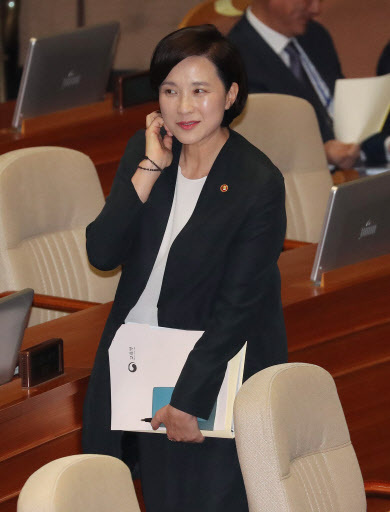 유은혜 사회부총리 겸 교육부 장관이 4일 오전 국회 본회의에 참석하기 위해 본회의장에 들어오고 있다. [사진제공=연합뉴스]