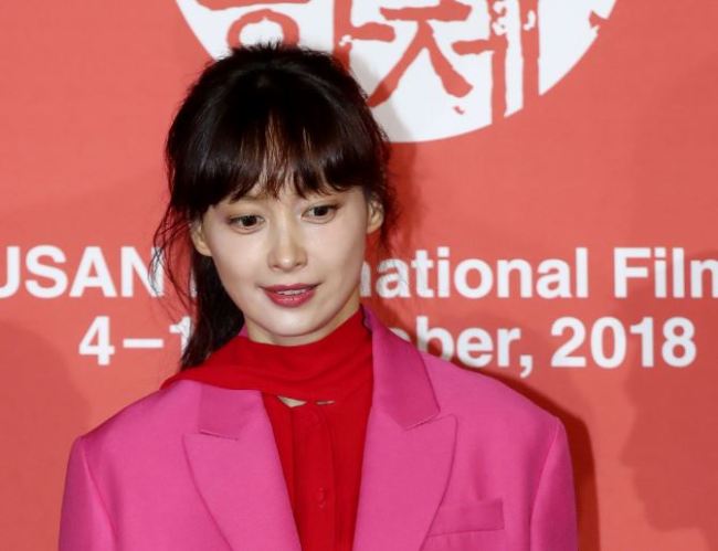 Lee Na-young speaks after the world premiere of “Beautiful Days” in Busan on Thursday. (Yonhap)