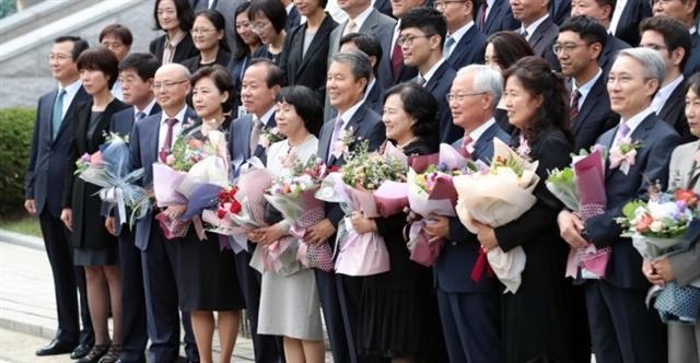 지난달 19일 서울 종로구 헌법재판소에서 5명의 재판관이 퇴임식을 마치고 기념촬영하고 있다.  [연합뉴스]