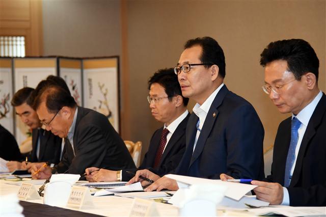 고형권(오른쪽 두번째) 기획재정부 제1차관이  5일 서울시 종로구 세종로 정부서울청사에서 열린 제10차 물가관계차관회의 겸 제9차 혁신성장전략점검회의에서 모두 발언을 하고 있다. 고 차관은 이 자리에서 “가격 강세를 보이고 있는 농산물에 대해 수급조절 등 가격 안정대책을 지속적으로 추진하겠다”고 밝혔다.  [제공=기획재정부]