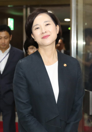 국회 본회의 교육·사회·문화 대정부질문이 열린 4일 유은혜 사회부총리 겸 교육부 장관이 오전 회의에 참석한 뒤 본회의장을 나서고 있다. [사진제공=연합뉴스]