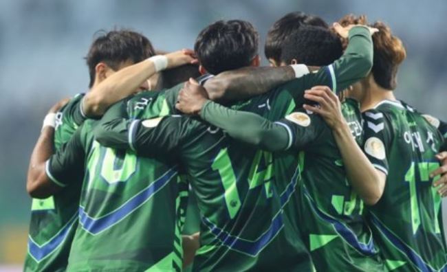 This file photo taken on May 2, shows Jeonbuk Hyundai Motors players celebrating a goal against Daegu FC in their K League 1 match at Jeonju World Cup Stadium in Jeonju, North Jeolla Province. (Yonhap)