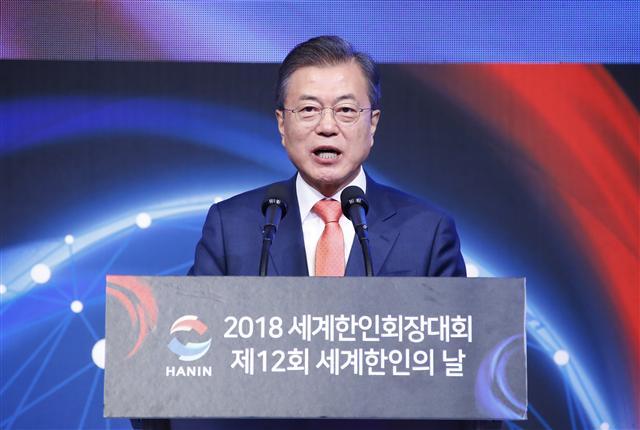 북미 비핵화 협상 진전을 위해 북한에 대한 ‘핵신고 요구’를 미루자는 제안을 미국에 했다는 강경화 외교부 장관의 워싱턴포트스(WP) 인터뷰가 나온 가운데 도널드 트럼프 미 행정부가 우리 정부의 새로운 중재카드를 받아들일지 관심이 쏠리고 있다. 사진은 문재인 대통령이 5일 서울 송파구 잠실동 롯데호텔월드에서 열린 ‘제12회 세계 한인의 날 기념식 및 2018 세계 한인회장 대회’에서 축사하는 모습(왼쪽)과 트럼프 대통령이 4일(현지시간) 미네아폴리스 유세를 위해 에어포스에서 내리는 모습.  [미네아폴리스=AFP연합뉴스]
