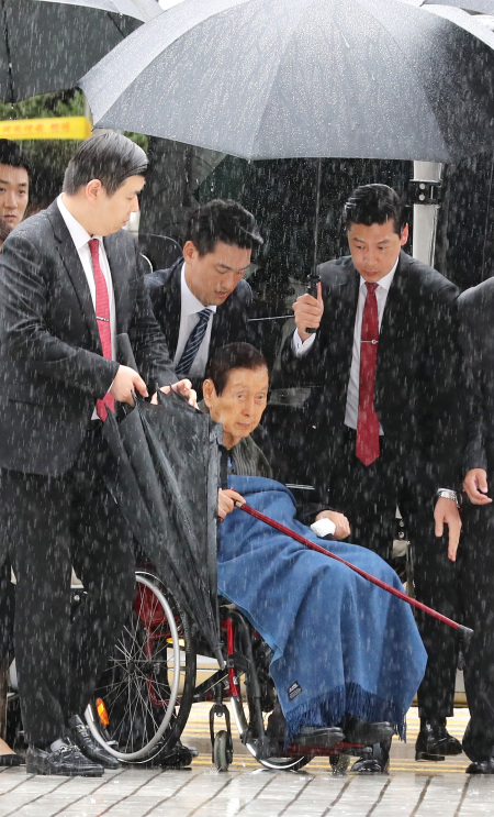 신격호 롯데그룹 명예회장이 5일 서초동 서울중앙지법에서 열리는 롯데 경영비리 혐의 선고공판에 출석하기 위해 법정으로 향하고 있다. [제공=연합뉴스]