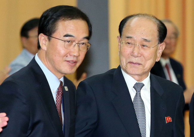 Cho Myoung-gyon (left) and Ri Son-gwon (Yonhap)