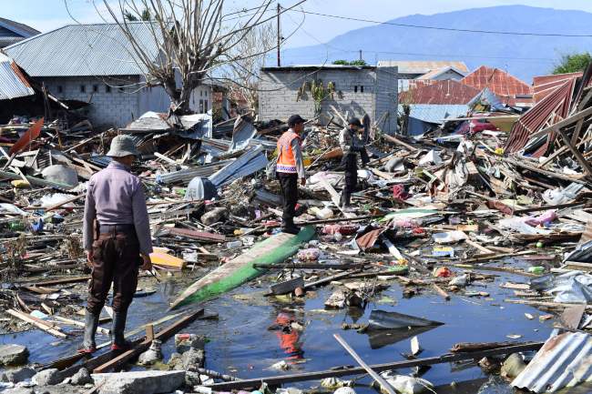Indonesian K9 police unit searches for victims in Palu, in Indonesia's Central Sulawesi on October 5, 2018, following the September 28 earthquake and tsunami. (AFP-Yonhap)