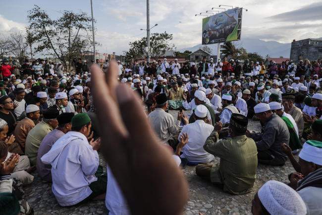 Indonesian Muslims pray for earthquake and tsunami victims at the devastated Talise beach in Palu, Central Sulawesi, Indonesia, 05 October 2018. (EPA-Yonhap)