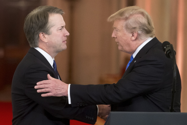 <YONHAP PHOTO-0900> epa07074883 (FILE) - US President Donald J. Trump (R) announces Federal appeals court judge Brett Kavanaugh (L) as his nominee to replace retiring Supreme Court Justice Anthony Kennedy, in the East Room of the White House in Washington, DC, USA, 09 July 2018, (reissued 06 October 2018). Media reports on 06 October 2018 that the US Supreme Court nominee Brett Kavanaugh has been elected to the Supreme Court by the US Senate that voted in favour 50 to 48. EPA/MICHAEL REYNOLDS *** Local Caption *** 54478702/2018-10-07 07:12:15/ <저작권자 ⓒ 1980-2018 ㈜연합뉴스. 무단 전재 재배포 금지.>
<YONHAP PHOTO-0900> epa07074883 (FILE) - US President Donald J. Trump (R) announces Federal appeals court judge Brett Kavanaugh (L) as his nominee to replace retiring Supreme Court Justice Anthony Kennedy, in the East Room of the White House in Washington, DC, USA, 09 July 2018, (reissued 06 October 2018). Media reports on 06 October 2018 that the US Supreme Court nominee Brett Kavanaugh has been elected to the Supreme Court by the US Senate that voted in favour 50 to 48. EPA/MICHAEL REYNOLDS *** Local Caption *** 54478702/2018-10-07 07:12:15/ <저작권자 ⓒ 1980-2018 ㈜연합뉴스. 무단 전재 재배포 금지.>
