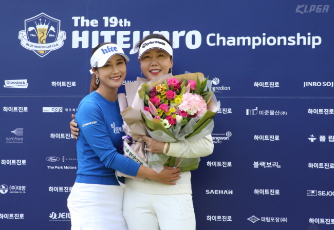▶하이트진로 챔피언십 대회를 끝으로 은퇴한 강수연이 김하늘의 축하를 받고 있다.