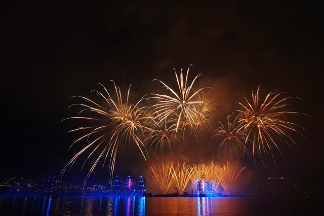 ‘한화와 함께하는 서울세계불꽃축제 2018’에서 형형색색의 불꽃이 연출되고 있다.
[제공=한화그룹]