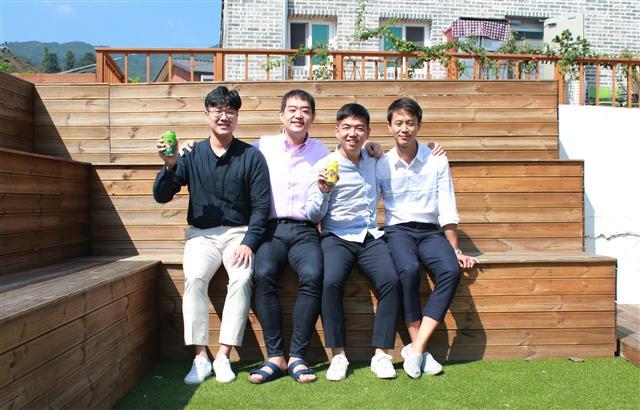콤부차 스타트업 ‘부루구루’를 창업한 KAIST MBA 출신 동문들. [제공=KAIST]