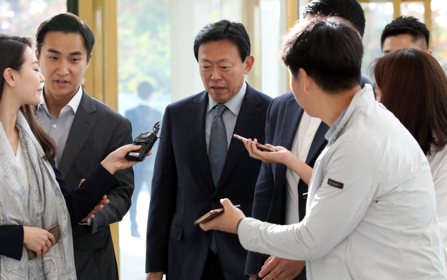 <YONHAP PHOTO-2622> 신동빈 회장 롯데월드타워로 출근 (서울=연합뉴스) 서명곤 기자 = 2심에서 집행유예로 풀려난 신동빈 롯데그룹 회장이 8일 오전 서울 송파구 롯데월드타워로 출근하며 취재진의 질문을 듣고 있다. 2018.10.8 seephoto@yna.co.kr/2018-10-08 09:21:30/ <저작권자 ⓒ 1980-2018 ㈜연합뉴스. 무단 전재 재배포 금지.>
<YONHAP PHOTO-2622> 신동빈 회장 롯데월드타워로 출근 (서울=연합뉴스) 서명곤 기자 = 2심에서 집행유예로 풀려난 신동빈 롯데그룹 회장이 8일 오전 서울 송파구 롯데월드타워로 출근하며 취재진의 질문을 듣고 있다. 2018.10.8 seephoto@yna.co.kr/2018-10-08 09:21:30/ <저작권자 ⓒ 1980-2018 ㈜연합뉴스. 무단 전재 재배포 금지.>