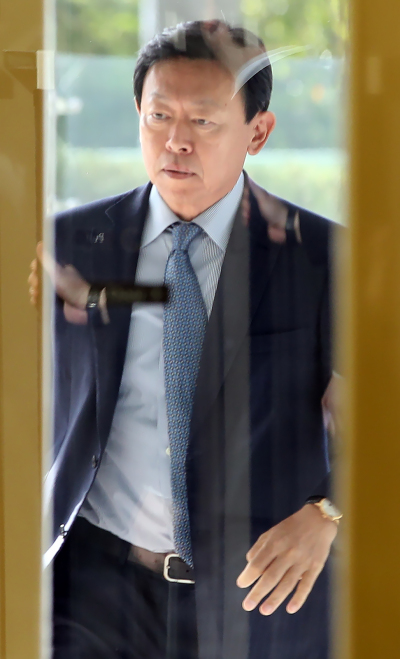 <YONHAP PHOTO-2618> 신동빈 경영 일선 복귀 (서울=연합뉴스) 서명곤 기자 = 2심에서 집행유예로 풀려난 신동빈 롯데그룹 회장이 8일 오전 서울 송파구 롯데월드타워로 출근하고 있다. 2018.10.8 seephoto@yna.co.kr/2018-10-08 09:21:08/ <저작권자 ⓒ 1980-2018 ㈜연합뉴스. 무단 전재 재배포 금지.>
<YONHAP PHOTO-2618> 신동빈 경영 일선 복귀 (서울=연합뉴스) 서명곤 기자 = 2심에서 집행유예로 풀려난 신동빈 롯데그룹 회장이 8일 오전 서울 송파구 롯데월드타워로 출근하고 있다. 2018.10.8 seephoto@yna.co.kr/2018-10-08 09:21:08/ <저작권자 ⓒ 1980-2018 ㈜연합뉴스. 무단 전재 재배포 금지.>