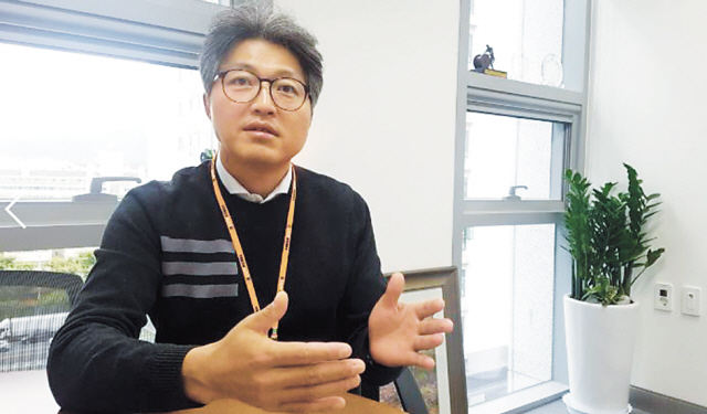 랍코리아 이광순 대표가 특수 케이블 업계에 대한 설명을 하고 있다.
