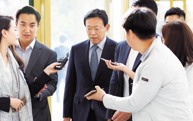 2심에서 집행유예로 풀려난 신동빈 롯데그룹 회장이 8일 오전 서울 송파구 롯데월드타워로 출근하며 취재진의 질문을 듣고 있다.   [연합뉴스]