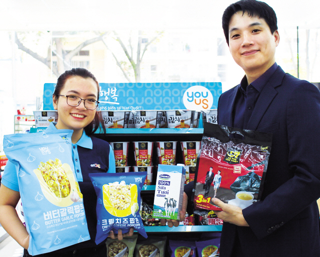 베트남 GS25 현지 직원들이 GS리테일 자체브랜드(PB) ‘유어스’의 다양한 상품을 선보이고 있다. 이처럼 대형 유통사의 자체브랜드(PB) 상품이 국내를 넘어 해외 시장에서도 인기를 누리고 있다.  [제공=GS리테일]