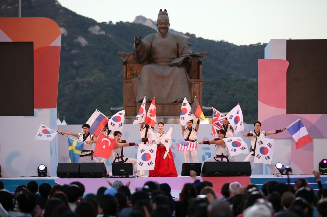 Artists performaing marrtial arts on stage during the official ceremony of Hangeul Day in front of Sejong statue in Gwanghwamun. (Yonhap)