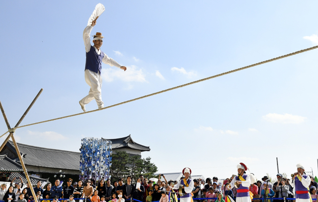 South Koreans are watching a man balancing on a rope in air during the King Sejong Festival held in Yeoju to celebrate Hangeul Day.(Yonhap)