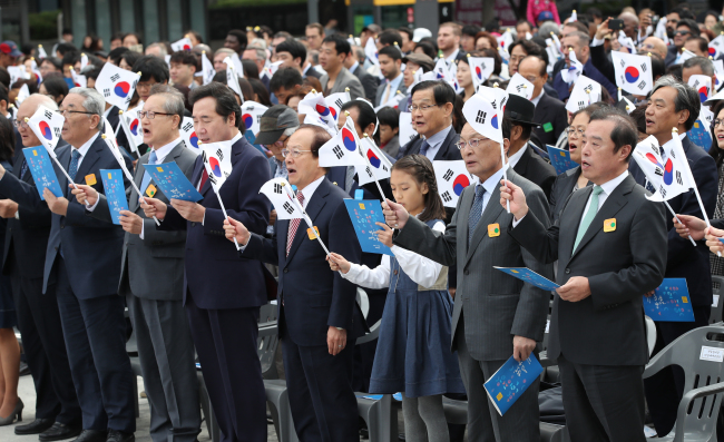 South Korean Prime Minister Lee Nak-yon stands in the front row, fourth from left, singing. (Yonhap)