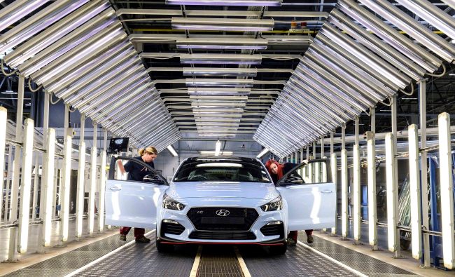 Workers at Hyundai Motor Manufacturing Czech inspect a i30 N assembled at the plant. (Hyundai Motor)