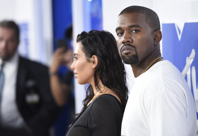 In this Aug. 28, 2016 file photo, Kim Kardashian West (left) and Kanye West arrive at the MTV Video Music Awards in New York.  (AP via Yonhap)