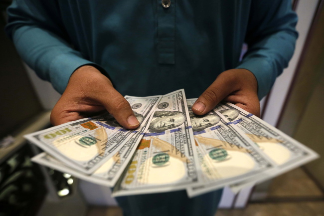 <YONHAP PHOTO-0210> epa07081205 A currency exchange dealer sorts US Dollars in Peshawar, Pakistan, 09 October 2018. The rupee weakened by 10.24 percent against the dollar in the inter-bank market, touching an all-time low of Rs 139 as the government heads to the International Monetary Fund (IMF) for a bailout. Pakistan's foreign currency reserves have fallen to nine billion US dollars, half of what they were in 2016, according to the State Bank of Pakistan, despite GDP growth of 5.8 percent, the highest in a decade. EPA/BILAWAL ARBAB/2018-10-10 00:38:05/ <저작권자 ⓒ 1980-2018 ㈜연합뉴스. 무단 전재 재배포 금지.>
<YONHAP PHOTO-0210> epa07081205 A currency exchange dealer sorts US Dollars in Peshawar, Pakistan, 09 October 2018. The rupee weakened by 10.24 percent against the dollar in the inter-bank market, touching an all-time low of Rs 139 as the government heads to the International Monetary Fund (IMF) for a bailout. Pakistan's foreign currency reserves have fallen to nine billion US dollars, half of what they were in 2016, according to the State Bank of Pakistan, despite GDP growth of 5.8 percent, the highest in a decade. EPA/BILAWAL ARBAB/2018-10-10 00:38:05/ <저작권자 ⓒ 1980-2018 ㈜연합뉴스. 무단 전재 재배포 금지.>
