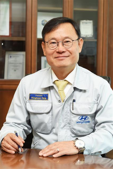 현대차 체코공장에서 생산한 고성능 자동차 i30 N을 직원들이 최종 검수하고 있다.
