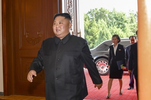 김정은 위원장이 폼페이오 장관을 맞이하기 위해 백화원 영빈관에 도착한 모습 (사진=연합뉴스)