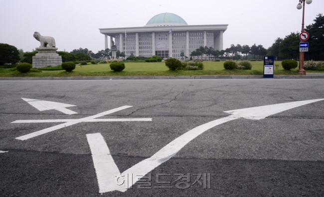10일부터 20일간 이뤄지는 국회 국정감사에는 문재인 정부의 소득주도성장 정책과 최저임금, 일자리, 공정경쟁 등 핵심 경제정책이 본격 검증대에 오른다. 여의도 국회의사당 앞의 도로 표시가 분열된 정치권 모습을 보여주는 듯하다. [사진=헤럴드경제DB]