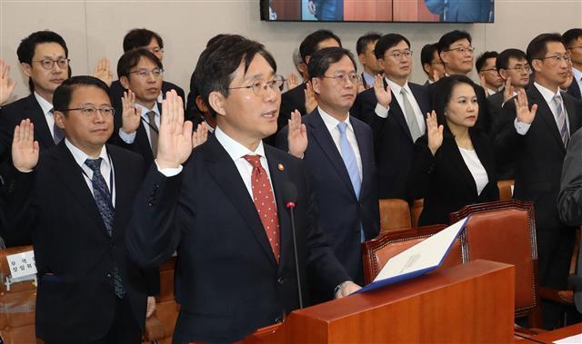 성윤모 산업통상자원부 장관이 10일 오전 국회에서 열린 산업통상자원부 국정감사에서 선서를 하고 있다.  ［연합뉴스］