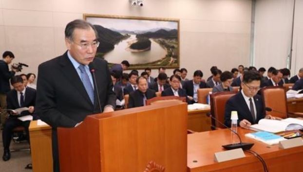 Lee Gae-ho, South Korean minister of agriculture, food and rural affairs, speaks during a parliamentary audit held at the National Assembly in Seoul on Oct. 10, 2018. (Yonhap)