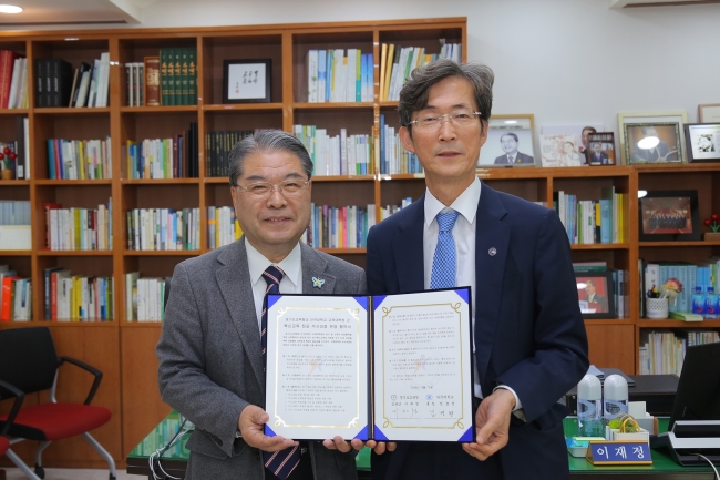 이재정 경기도교육감(왼쪽)과 단국대 김병량 교학부총장(오른쪽)[사진제공=단국대]
이재정 경기도교육감(왼쪽)과 단국대 김병량 교학부총장(오른쪽)[사진제공=단국대]
