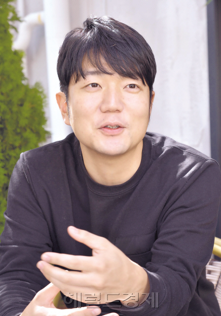 1일 서울 해방촌에서 인터뷰하고 있는 남궁인 이대목동병원 응급의학과 전문의.
정희조 기자/checho@