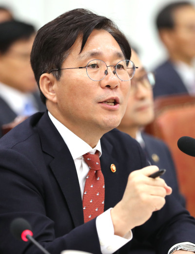 성윤모 산업통상자원부 장관이 10일 오전 국회에서 열린 산업통상자원부 국정감사에서 답변하고 있다. ［사진=연합뉴스］