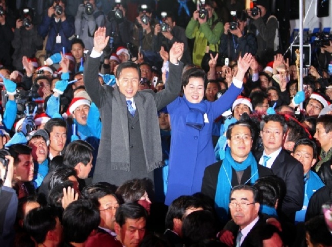 Ex-President Lee Myung-bak and his wife Kim Yoon-ok celebrate after winning the 2017 Presidential election. (Yonhap)