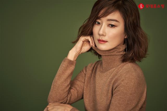 롯데홈쇼핑에서 판매 중인 LBL의 ‘홀가먼트 클라우드 롱니트’.  [제공=롯데홈쇼핑]