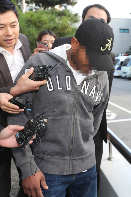 48시간 구금 후 유치장에서 풀려나고 있는 A 씨. [연합뉴스]