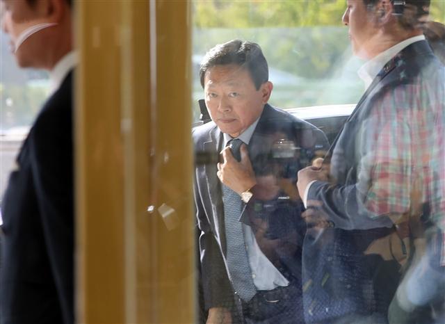 신동빈 롯데그룹 회장이 8개월만에 경영 일선에 복귀하며 주주가치 제고 등을 최우선으로 챙기면서 그룹 체질 개선에 적극 나서고 있다.  사진은 지난 8일 서울 송파구 롯데월드타워로 출근하는 신 회장 모습.  [연합뉴스]