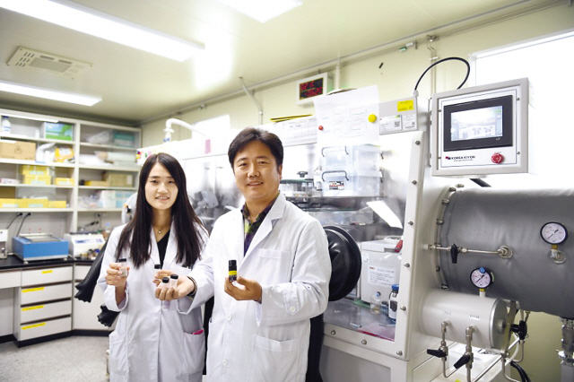 자동차의 윗면에 배터리를 프린팅하고 열적 안정성을 시험하는 등 전기자동차 제작하는 공정 모습(왼쪽). 전기연구원 하윤철 박사가 개발한 고체전해질을 들고 있다.
[제공=UNIST·한국전기연구원]